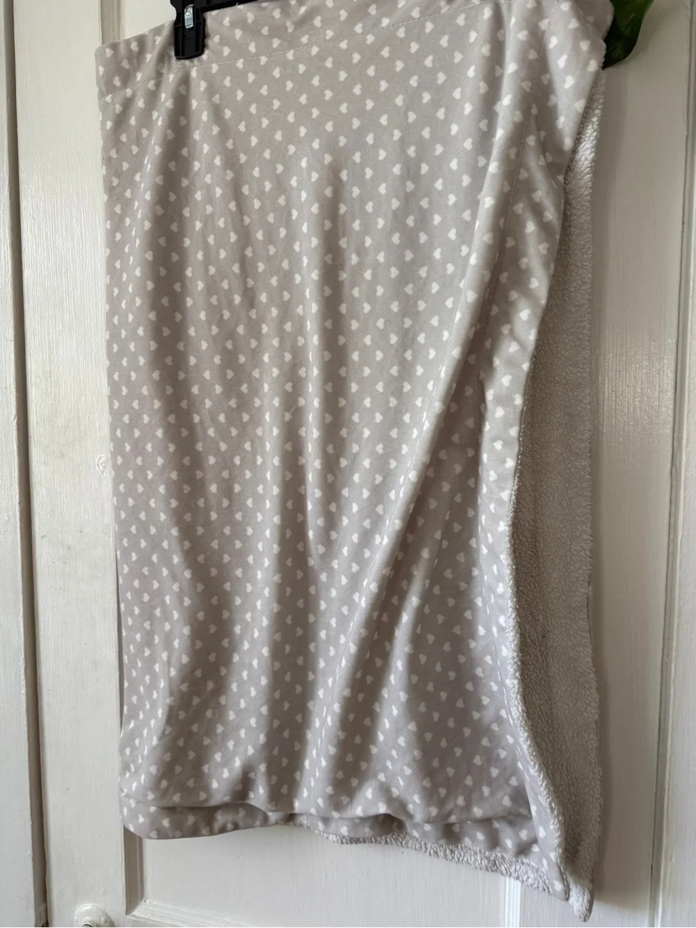 Light gray Heart-Print throw blanket